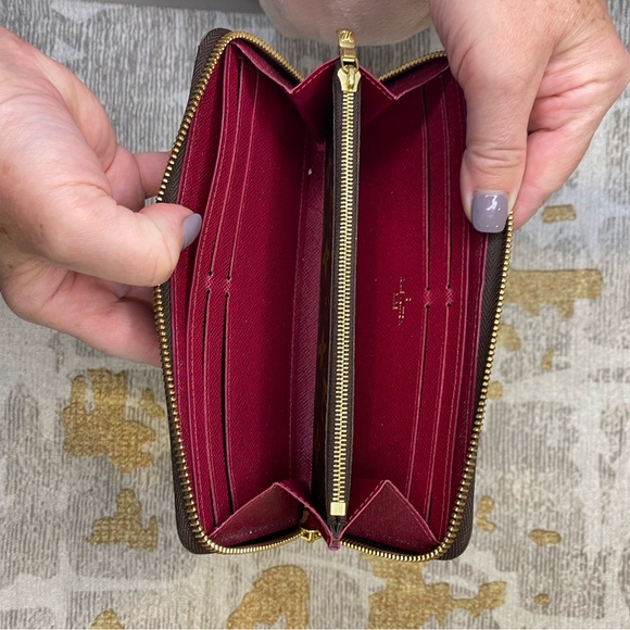 Louis Vuitton Clemence monogram wallet with fuschia interior. - Picture 6 of 8